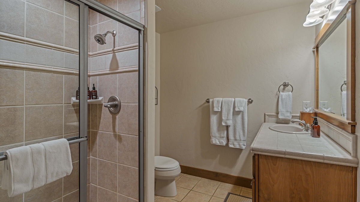 Bedroom 2, Upper Level - Queen ensuite on upper level