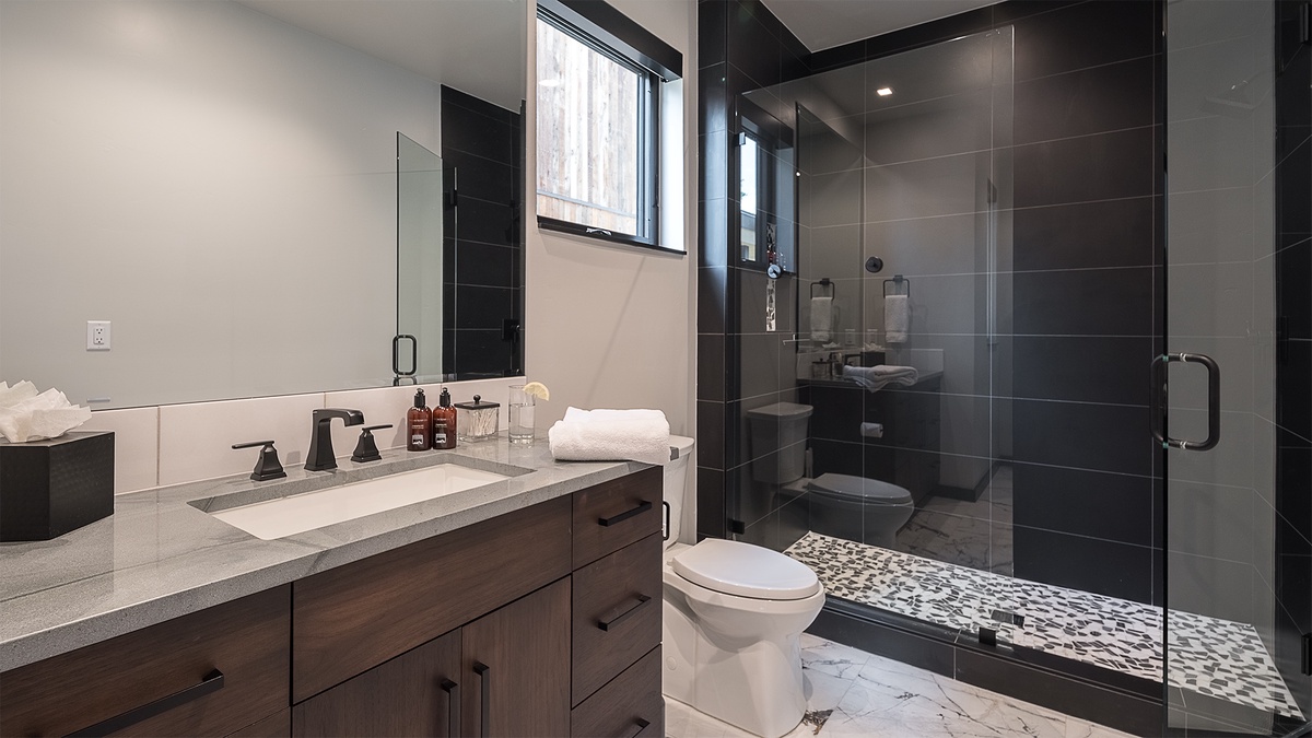 Bedroom 8, Mid-Level - Triple 3 Lodge king ensuite