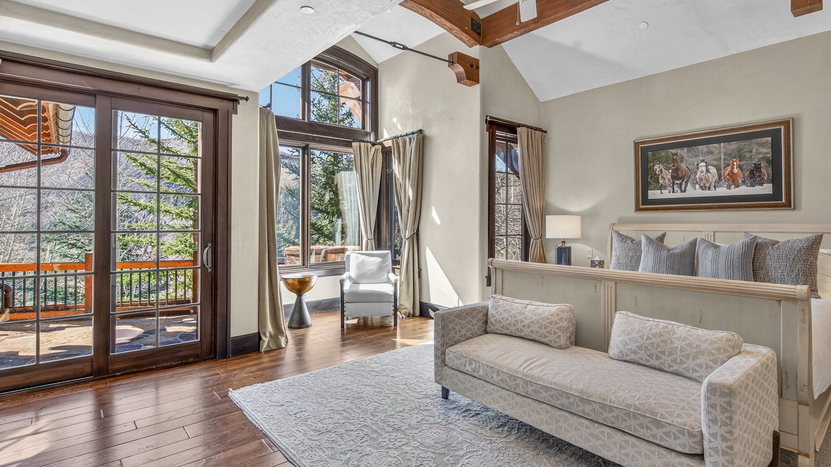 Bedroom 1, Main Level - Primary king suite