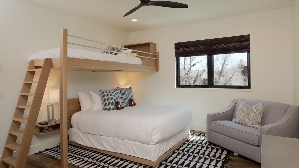 Downstairs bunkroom - XL twin over queen bed