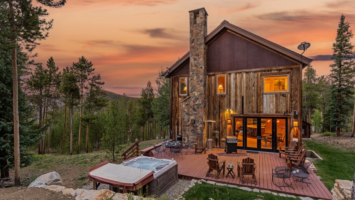 Welcome to Alpenglow Peaks Lodge