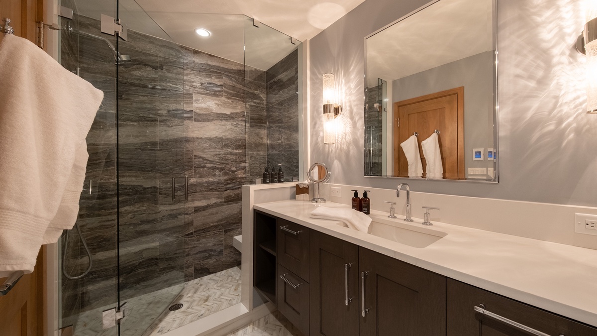 Bedroom 2, Main Level - King Bedroom 2 ensuite