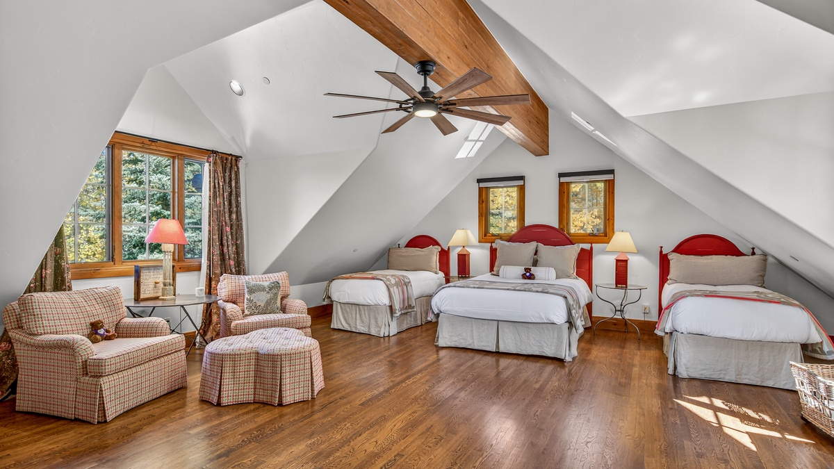 Bedroom 6, Upper Level - 1 Queen bed, 4 twin bed