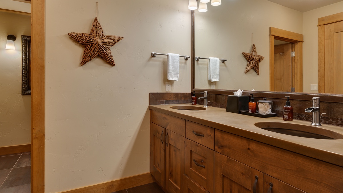 Bedroom 3, Mid-Level, South - Ensuite