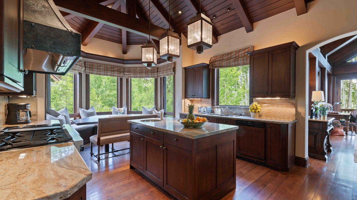 A stately kitchen for home cooks and private chefs alike