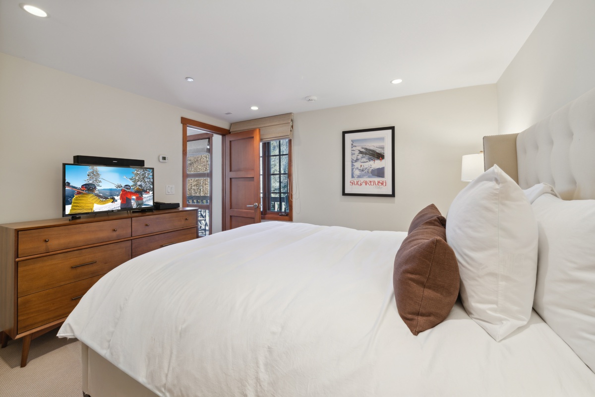 Bedroom 2, Main Level - Queen Bedroom