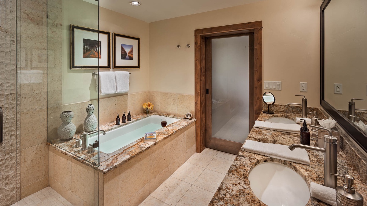 Bedroom 1, Main Level - Primary king ensuite