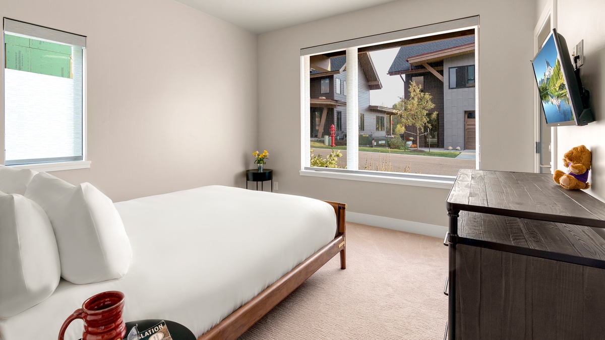 Bedroom 4, Lower Level - Queen bedroom with neighborhood views