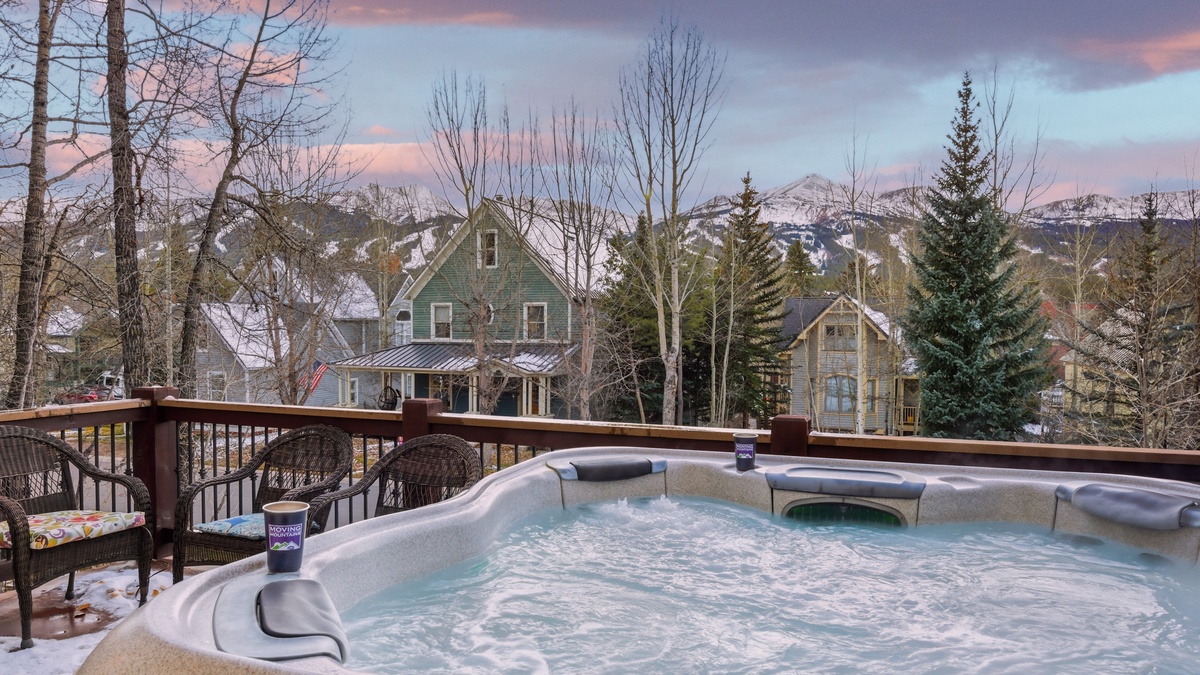 Raven's Bungalow hot tub