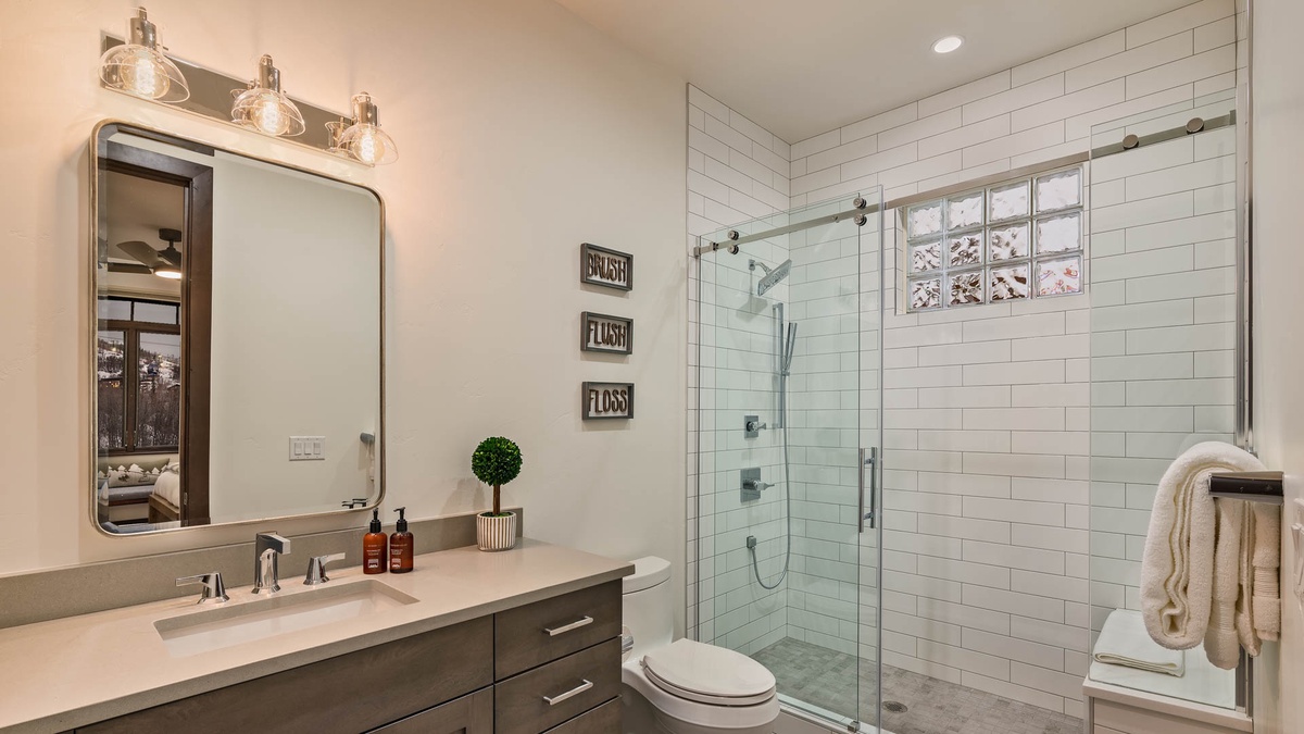 Upper level bunkroom ensuite