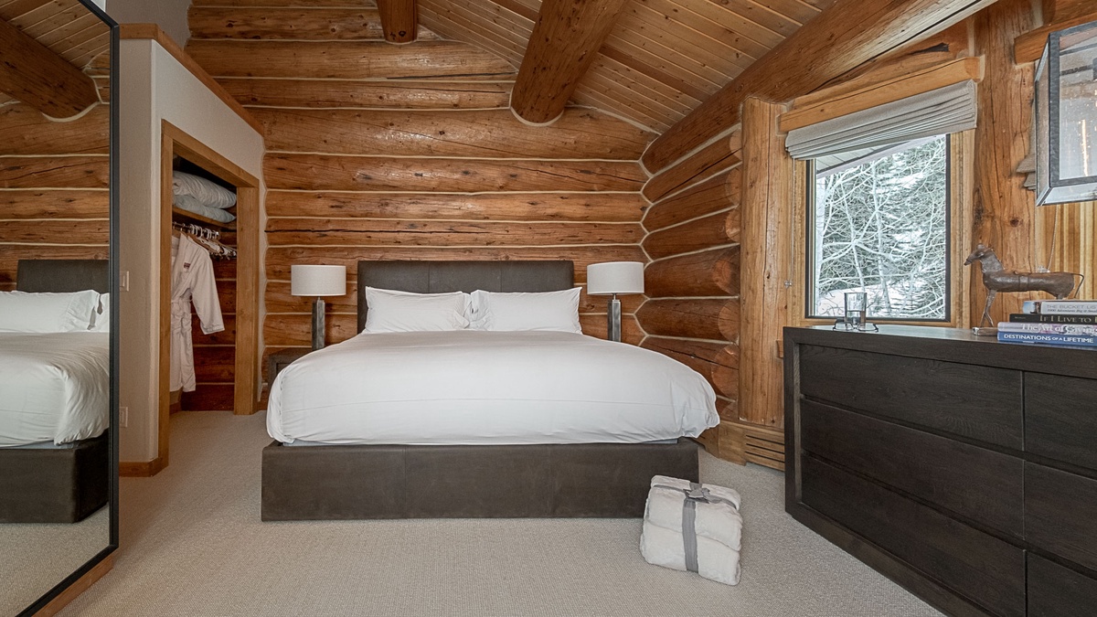 Bedroom 5, Upper Level - Jasmine King bedroom