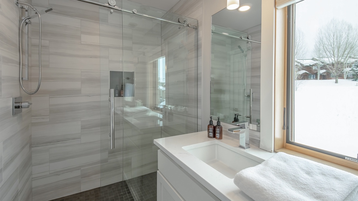 Bedroom 3, Mid-Level - Queen ensuite