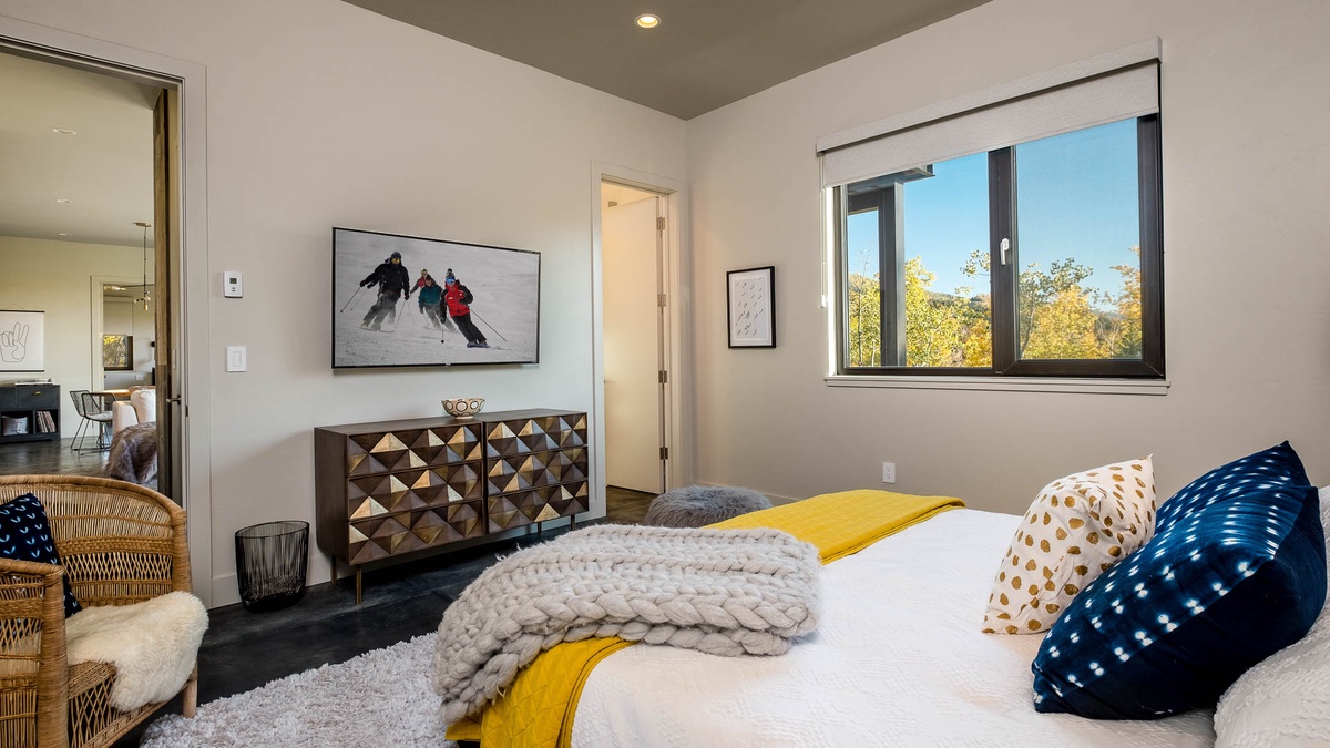 Bedroom 2, Lower Level - King bed