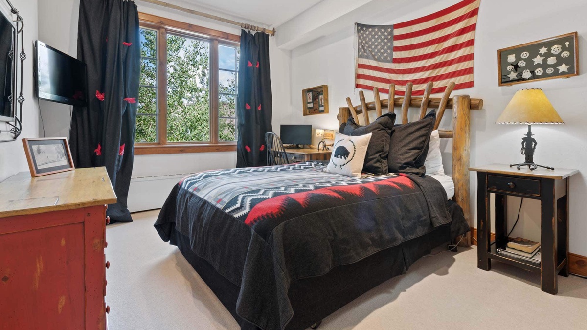 Bedroom 2 - Queen Bedroom