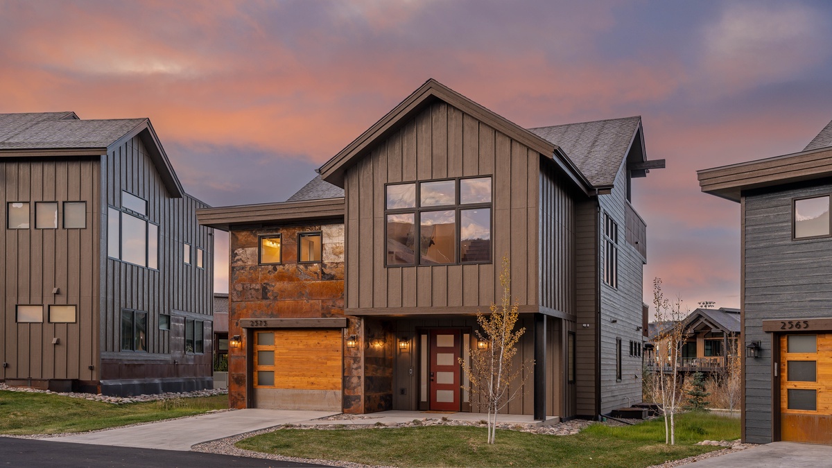 Front of Nokota Lodge