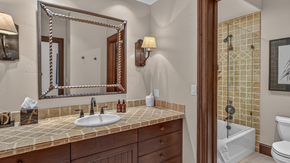 Bedroom 7, Main Level - Ensuite bathroom