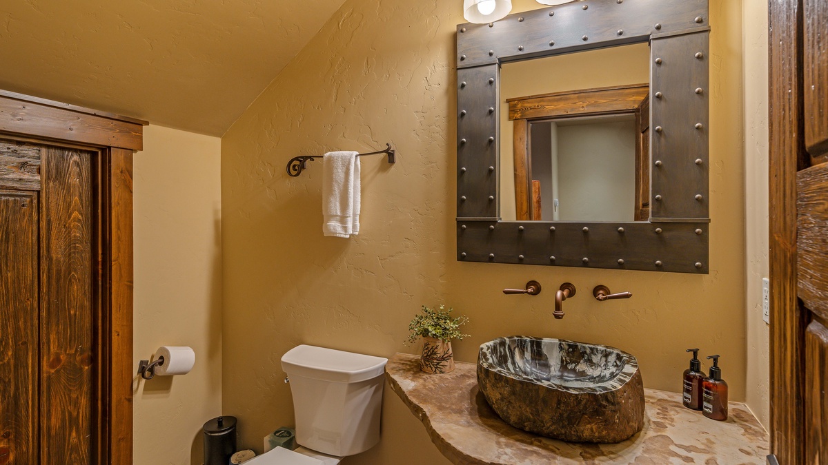 Lower level powder bath