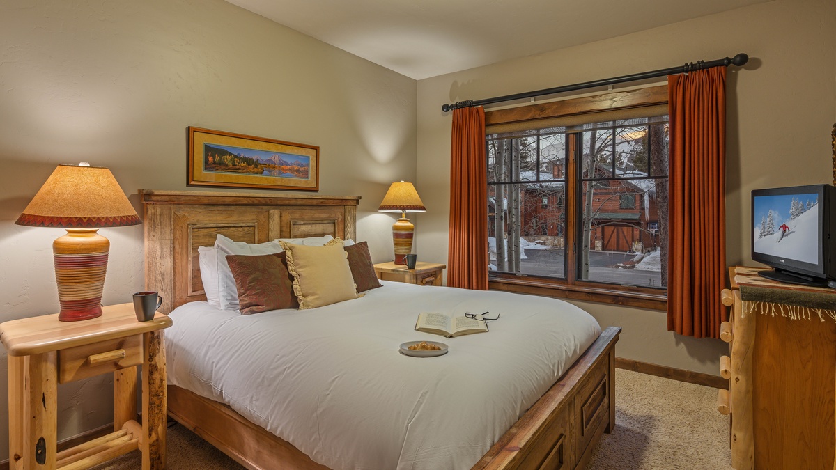 Bedroom 3, Lower Level - Queen bedroom on lower level with shared bath