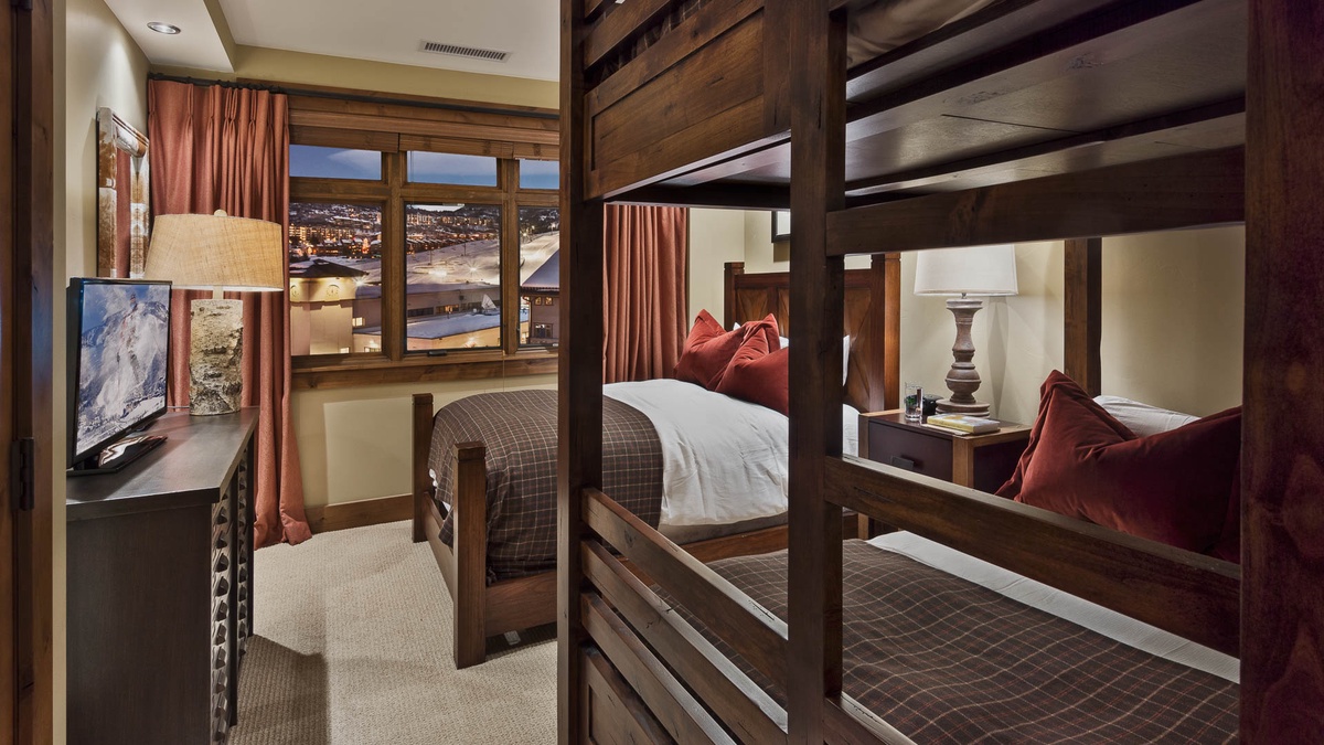 Bedroom 4, Main Level - Queen bed and queen-over-queen bunk