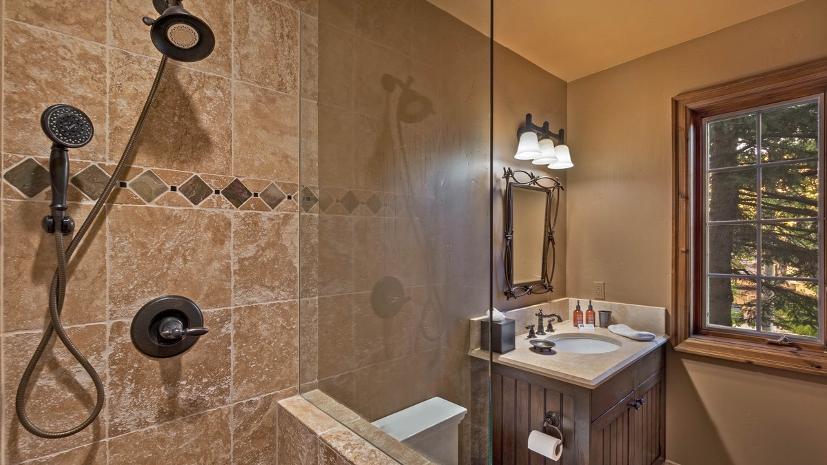 Bedroom 4, Lower Level - Twin room ensuite