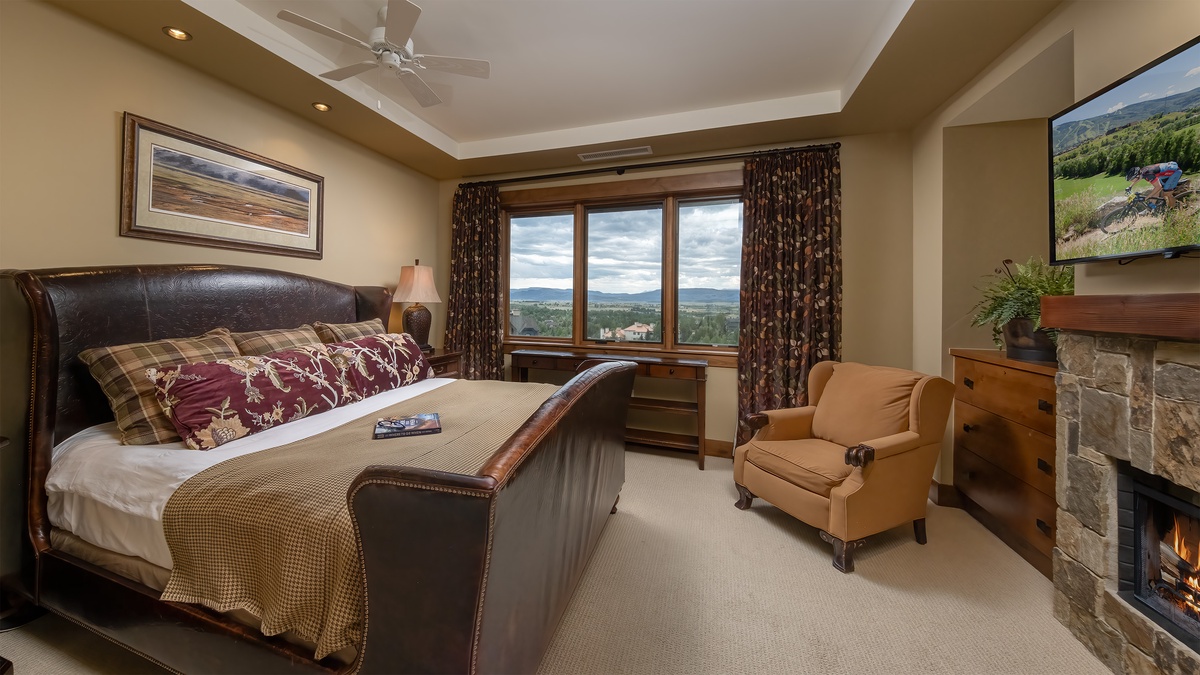 Bedroom 1, Main Level - Primary king suite