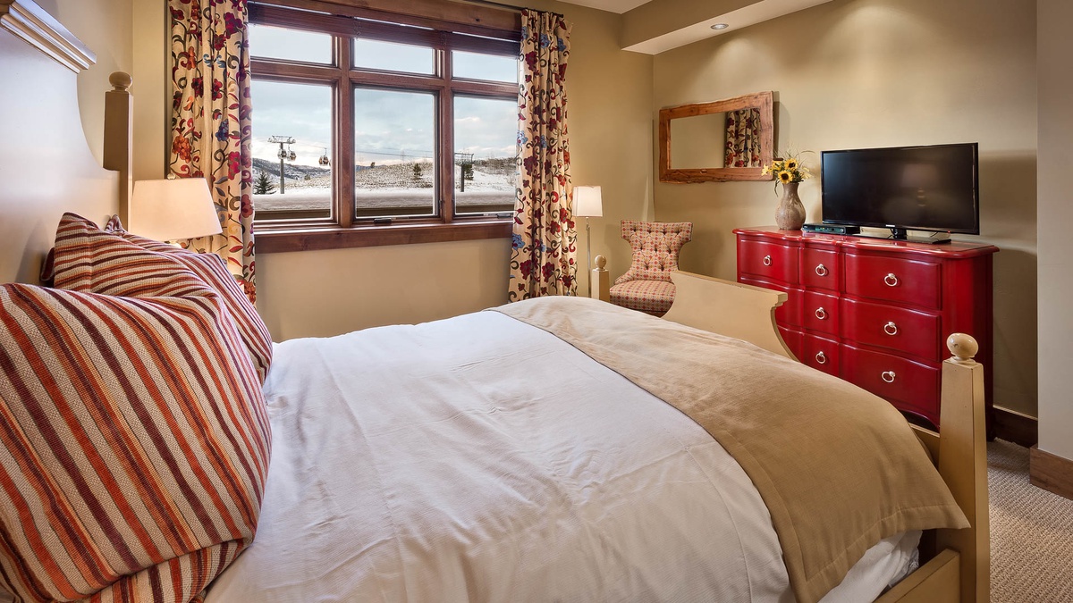 Bedroom 3, Main Level - Queen suite