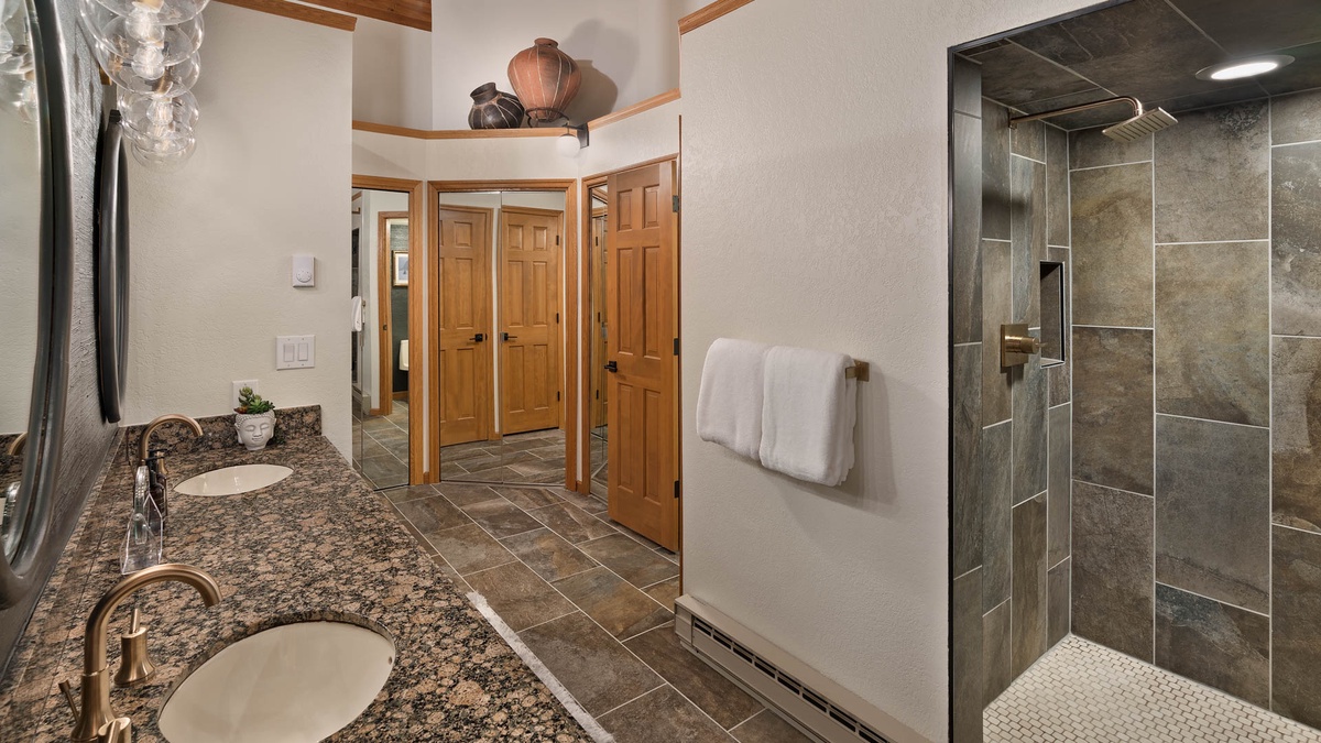 Glacier Lodge West - primary ensuite
