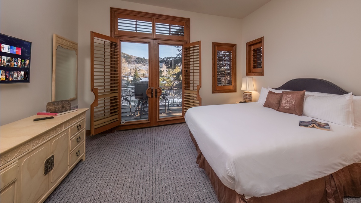 Bedroom 2, Lower Level - King bedroom with patio access