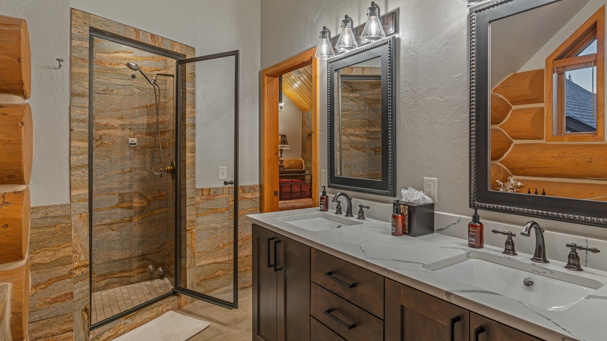 Bedroom 1, Upper Level - Primary king ensuite