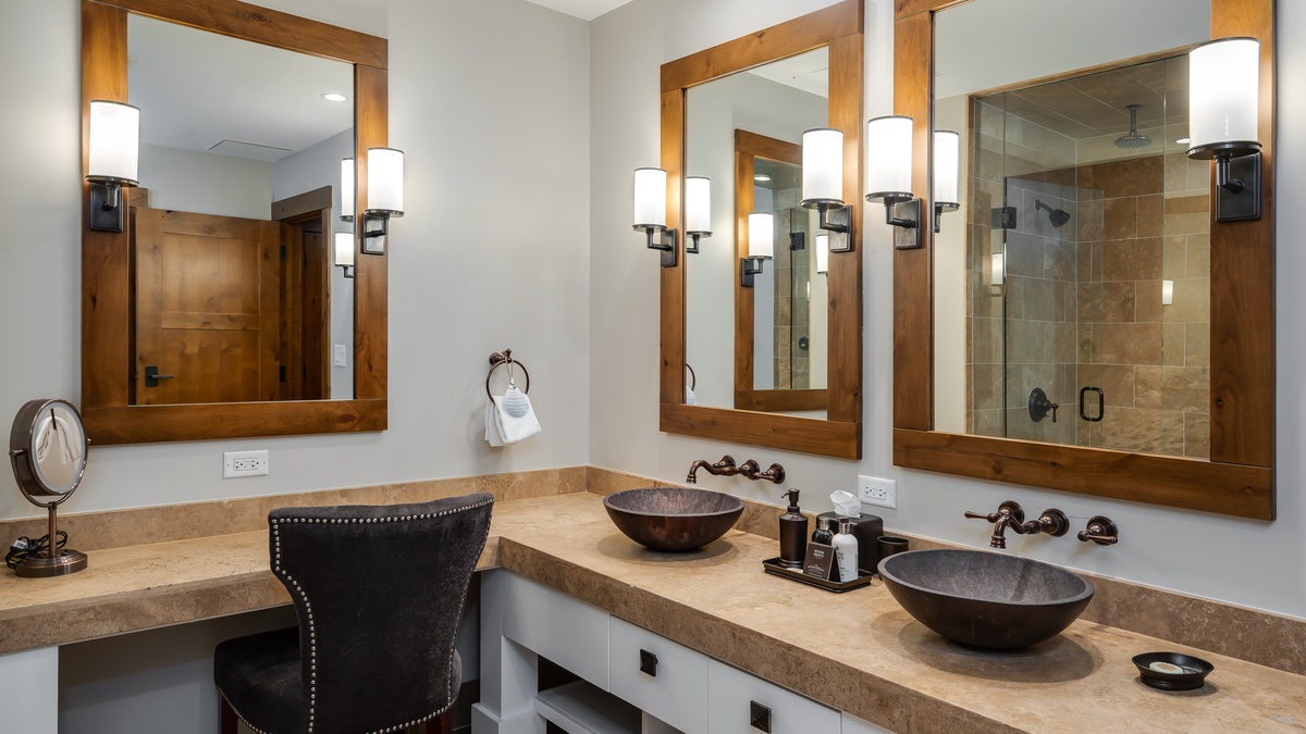 Bedroom 1, Main Level - Primary king ensuite