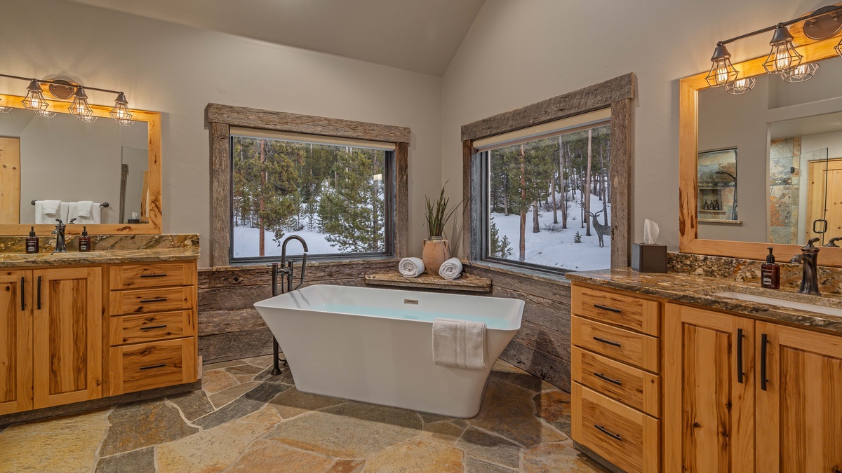 Bathroom, Upper Level - Primary King Ensuite with soaking tub