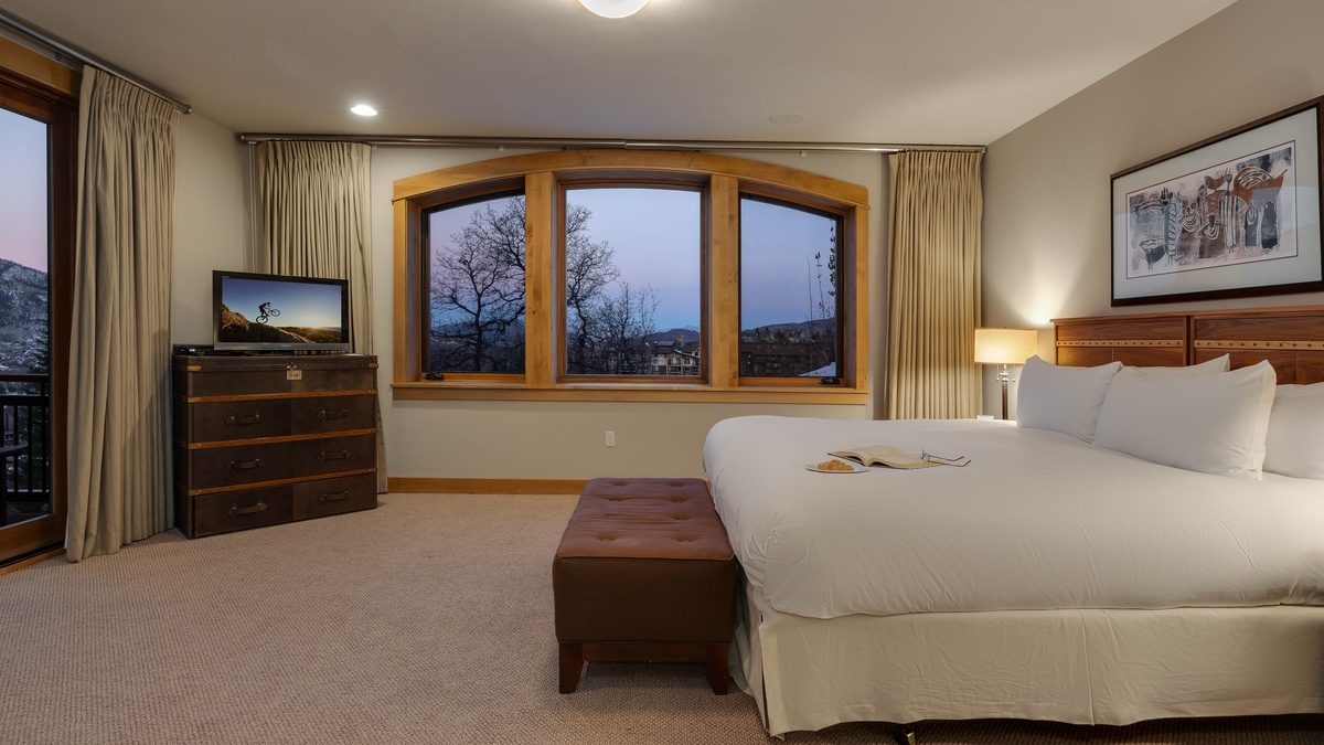 Bedroom 4, Lower Level - Split king or 2 XL twin beds