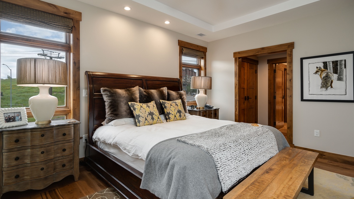 Bedroom 1, Main Level - Primary king suite