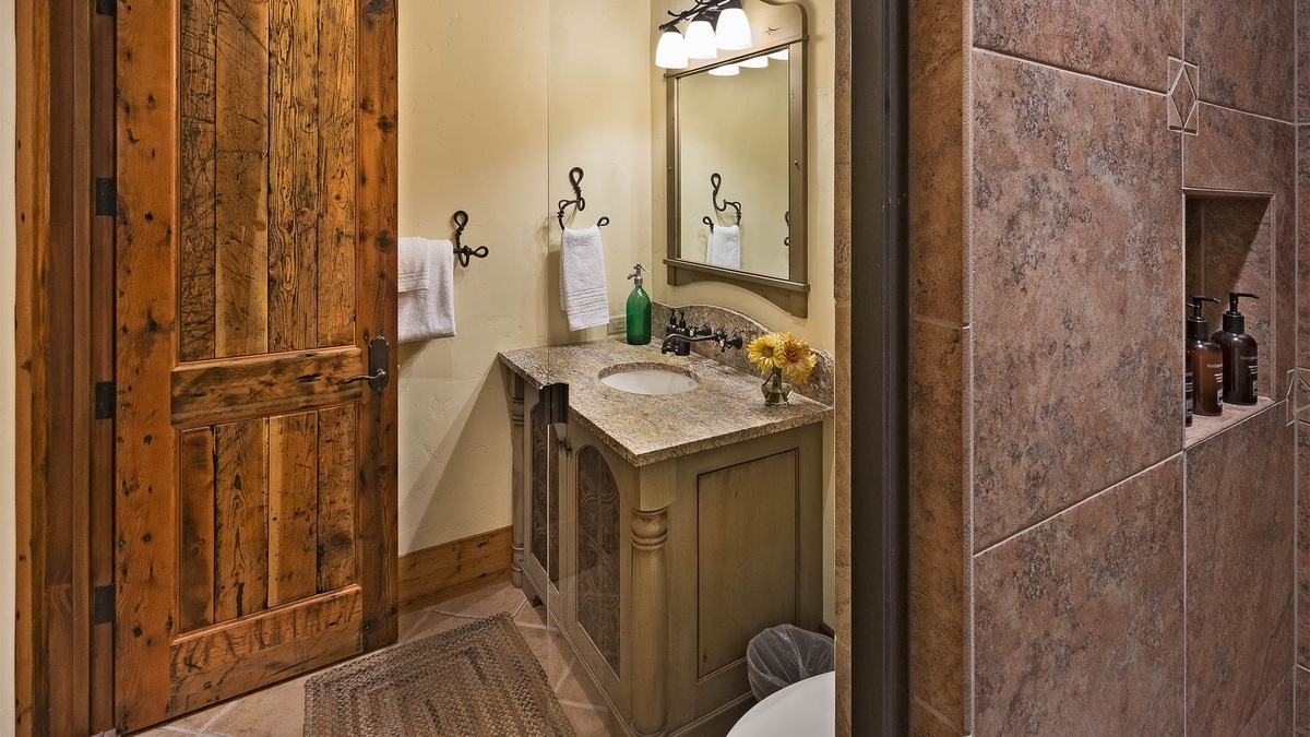 King ensuite, lower level