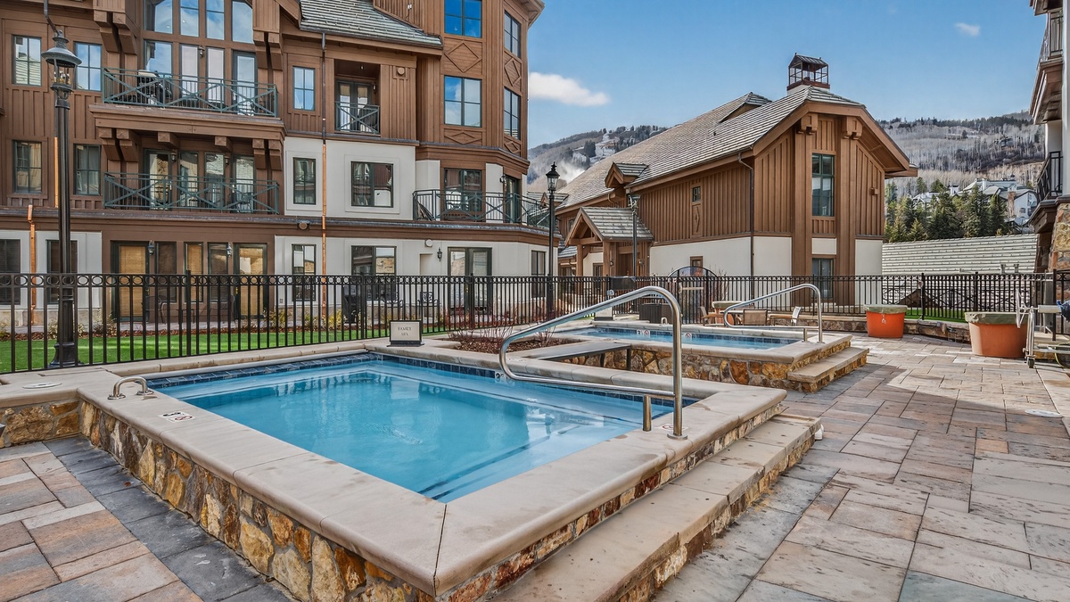 Villa Montane: Community Hot Tubs