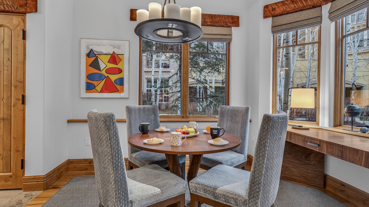 Breakfast Area, Main Level - Round table with seating for four