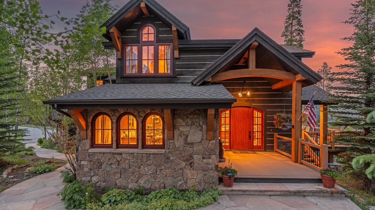 Exterior of Cypress Mountain Lodge