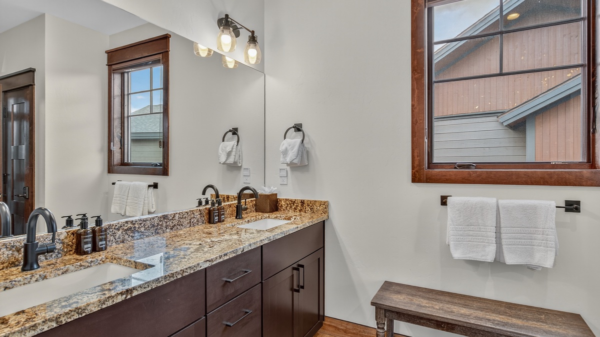 Bedroom 1, Main Level - King ensuite