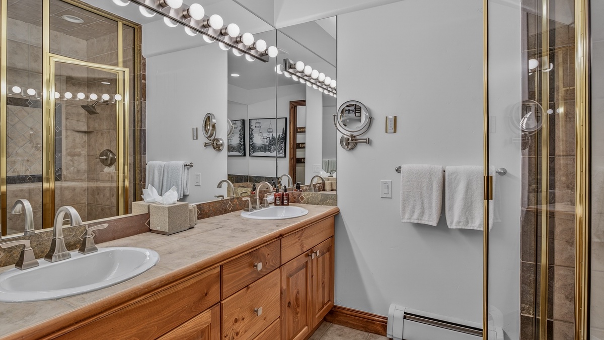 Bedroom 1, Upper Level - King ensuite