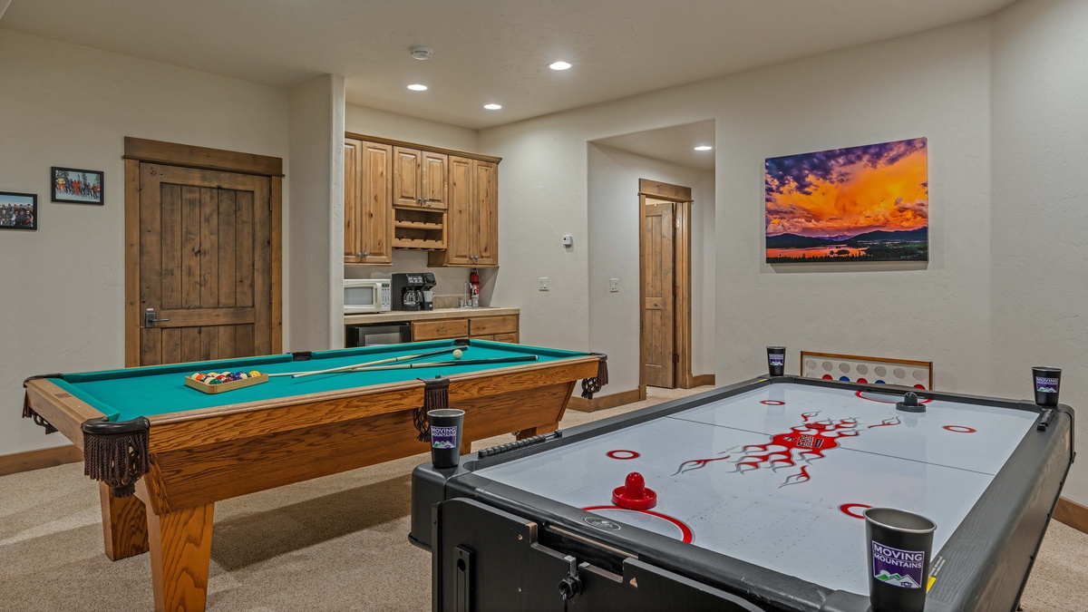 Lower level family room with wet bar