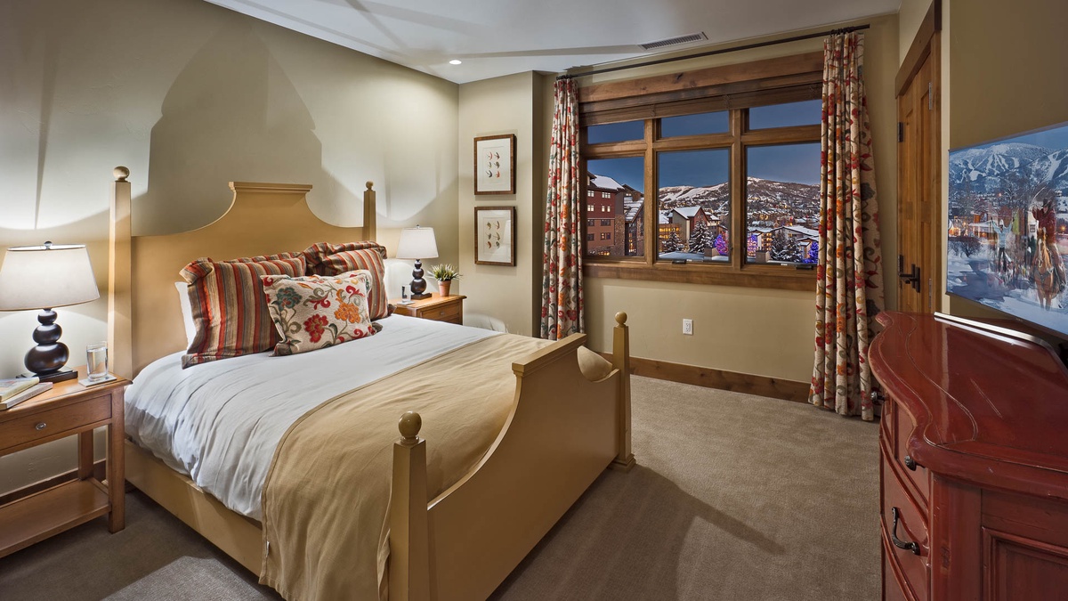 Bedroom 3, Main Level - Queen suite