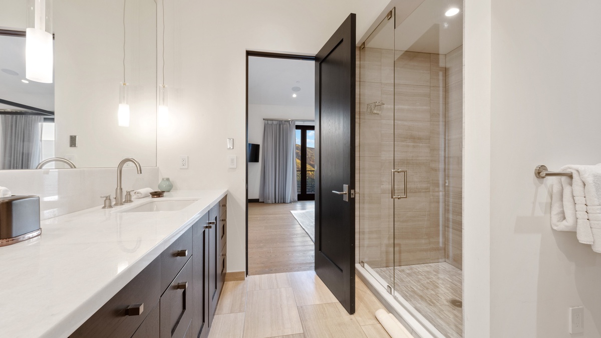 Bedroom 1, Main Level - Ensuite