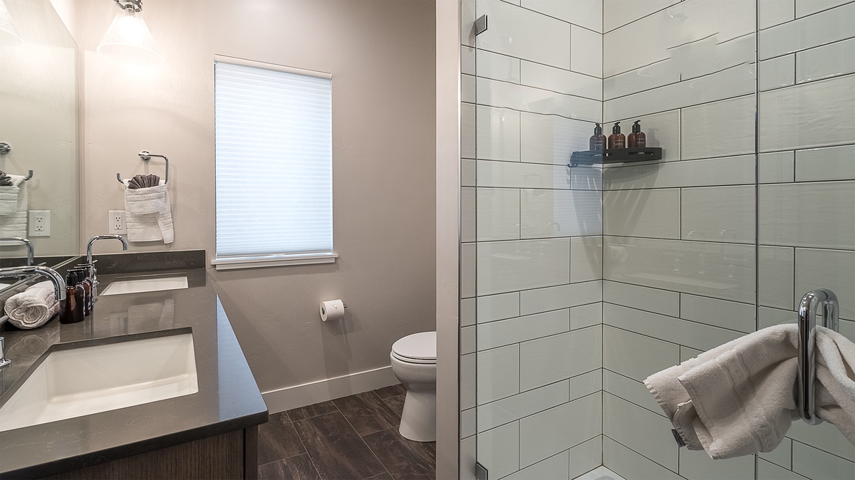 Bedroom 1, Upper Level - Primary king ensuite