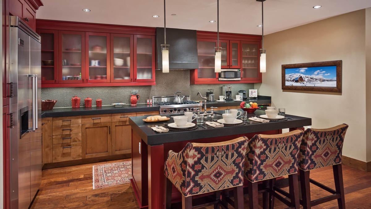 Kitchen, Main Level - Granite countertops and island seating