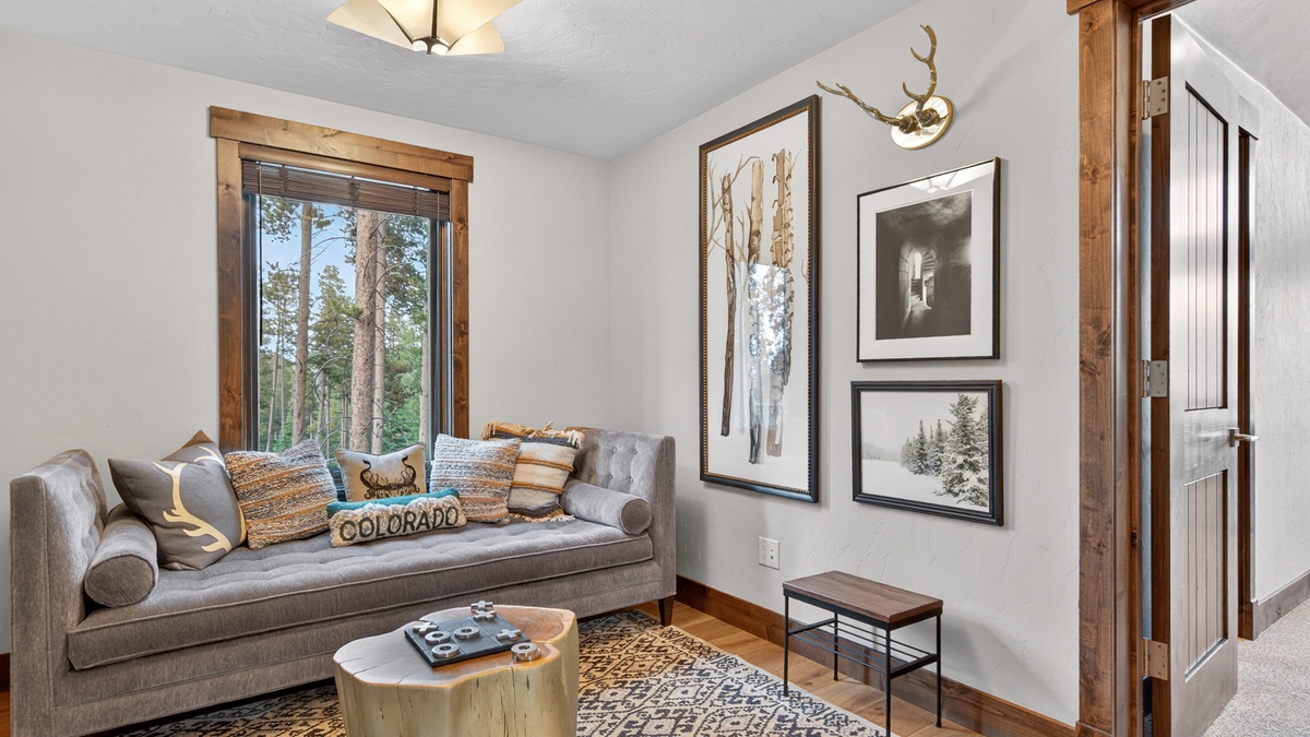 Sitting Area, Upper Level