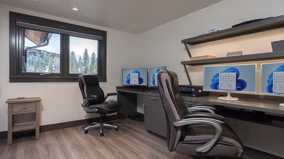 Office, Main Level - Desk and chairs