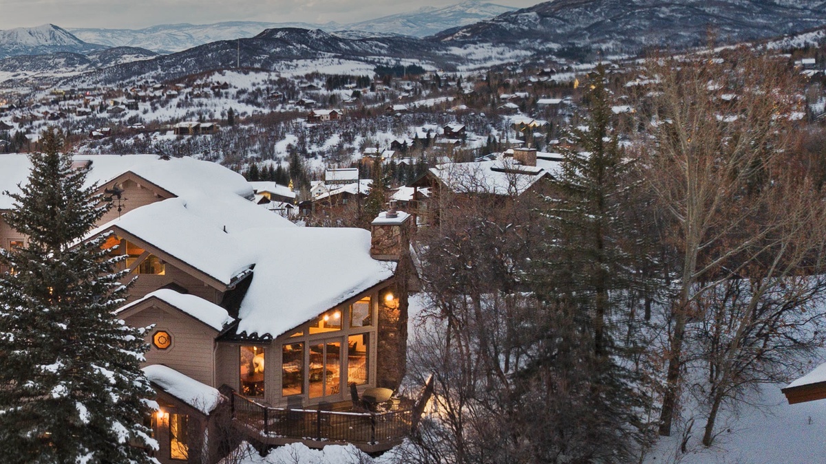 Glacier Lodge East - Aerial Exterior