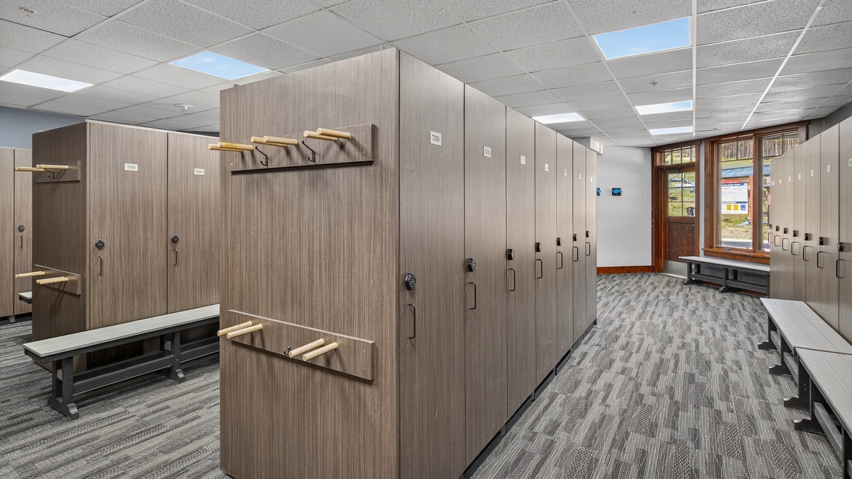 Crystal Peak Lodge: Ski Locker Room
