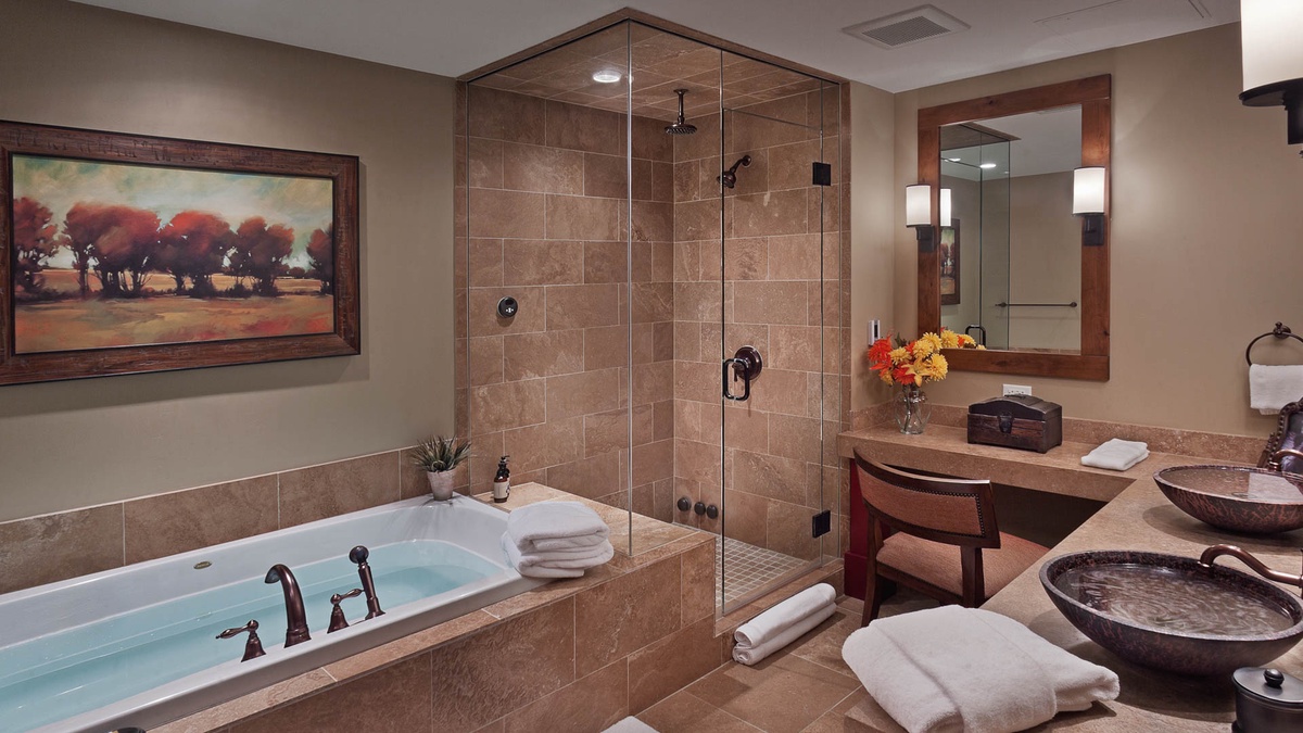 Bedroom 1, Main Level - Primary king ensuite