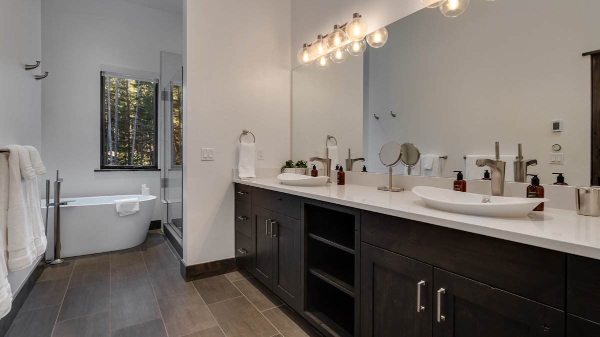 Bedroom 1, Upper Level - Primary ensuite